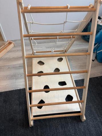 Houten klimtoestel beschikbaar voor biedingen