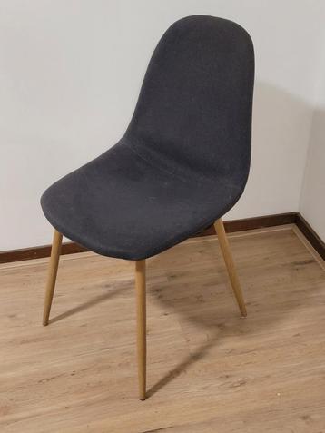 Nette stoel zonder beschadigingen beschikbaar voor biedingen