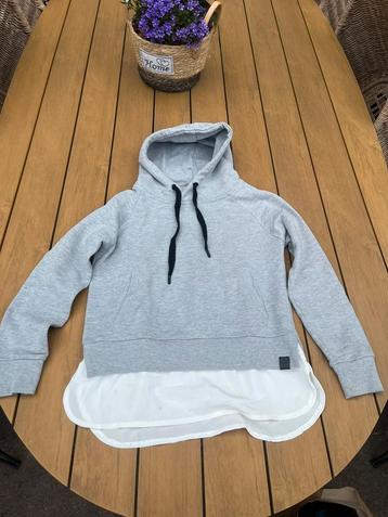 Grijze trui met witte blouse aan de onderkant beschikbaar voor biedingen