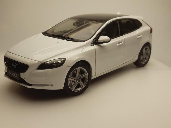 1:18 Paudi Volvo V40 2016, Kleur: Wit NIEUW!, Hobby en Vrije tijd, Modelauto's | 1:18, Nieuw, Auto, Overige merken, Ophalen of Verzenden