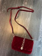 Uterqüe velvet rode schoudertas met goudkleurige hardware, Sieraden, Tassen en Uiterlijk, Overige merken, Zo goed als nieuw, Verzenden