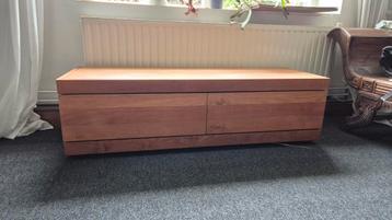 Teak houten kastje beschikbaar voor biedingen