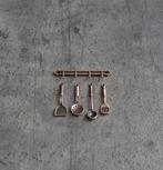 Rek met keuken gerei spatels lepel miniatuur 1:12 - brons, Ophalen of Verzenden, Nieuw, Decoratie