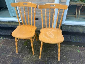 Twee stoelen beschikbaar voor biedingen