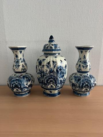 KASTSTEL Delfts Blauw Puntgaaf Handgeschilderd nr. 212 / 213 beschikbaar voor biedingen