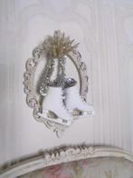 Brocante lijst met schaatsen...Poppenhuis 1:12..(Nr P103)*, Ophalen of Verzenden, Nieuw, Poppenhuis