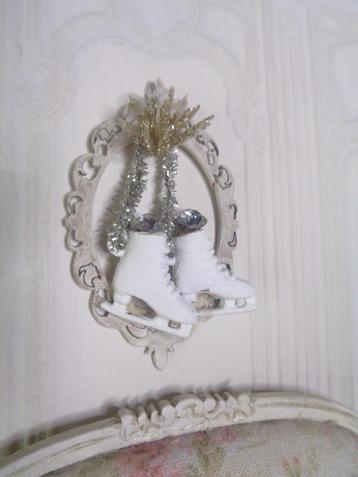 Brocante lijst met schaatsen...Poppenhuis 1:12..(Nr P103)*   beschikbaar voor biedingen