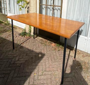 Keukentafel eettafel werktafel houten blad stalen poten beschikbaar voor biedingen