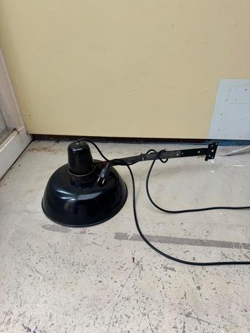 Industriele lamp aan zwenkarm beschikbaar voor biedingen