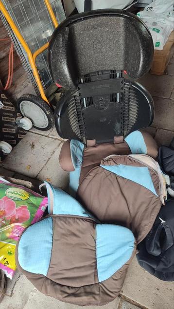 2 autostoelen met rugleuning beschikbaar voor biedingen