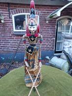 Indische wajangpop met rode kwastjes en vogel., Verzenden