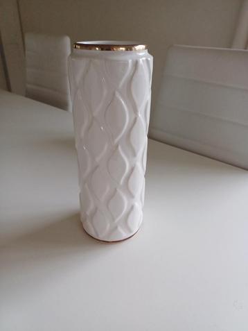 Mooie vintage witte vaas met goud randje 1062 /25 uebelacker beschikbaar voor biedingen