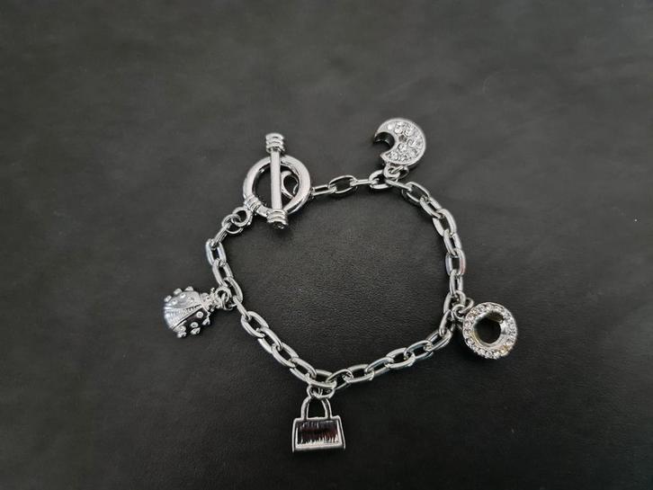 Charmante bedelarmband, Sieraden, Tassen en Uiterlijk, Bedels, Zo goed als nieuw, Overige merken, Overige materialen, 4 bedels of meer