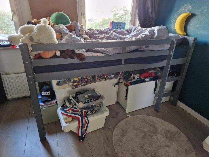 Halfhoogslaper 90200 – Grijs – Rechte ladder, Kinderen en Baby's, Kinderkamer | Stapelbedden en Hoogslapers, Gebruikt, Halfhoogslaper