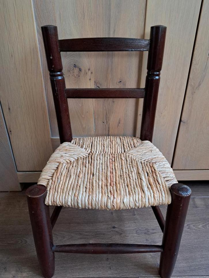 Vintage donkerhouten kinderstoeltje met rieten zitting, Kinderen en Baby's, Kinderstoelen, Gebruikt, Ophalen of Verzenden