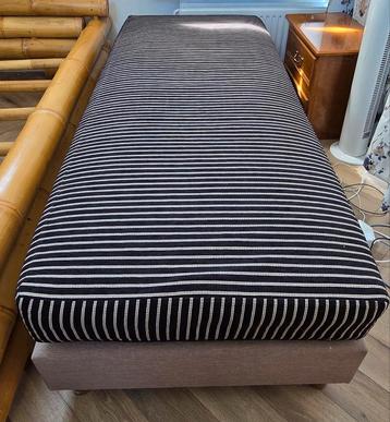 Eenpersoons boxspring met comfortabel matras beschikbaar voor biedingen