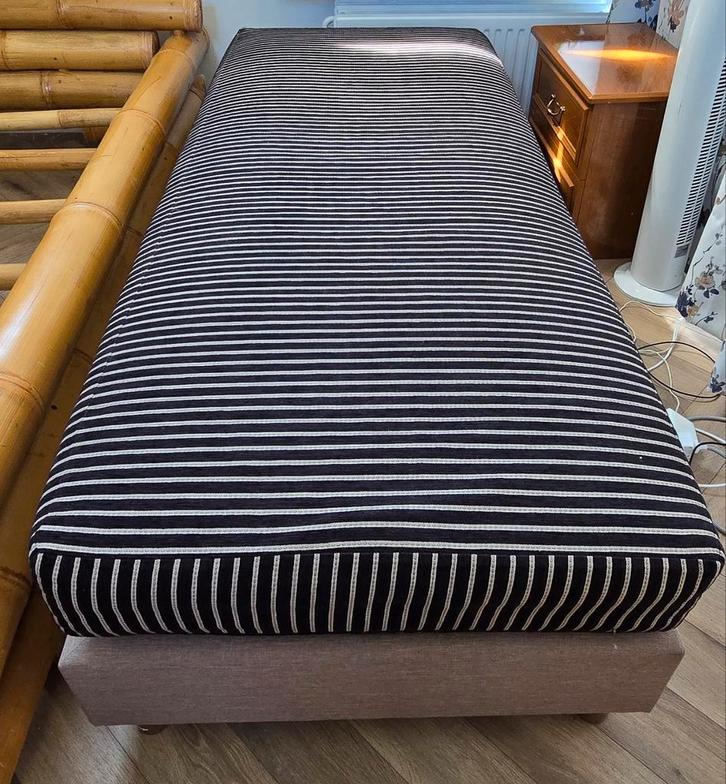 Eenpersoons boxspring met comfortabel matras, Huis en Inrichting, Slaapkamer | Bedden, Gebruikt, Eenpersoons, 90 cm, 200 cm, Stof