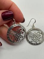 B818 Prachtige zilveren oorbellen Tibetaans oneindige knoop, Hangers, Ophalen of Verzenden, X, Zilver