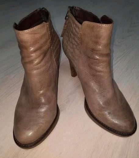 Taupe leren enkellaarsjes met hoge hakken en ritsjes maat 38, Kleding | Dames, Schoenen, Gedragen, Lage of Enkellaarzen, Ophalen of Verzenden