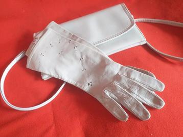 Handschoenen en tasje beschikbaar voor biedingen