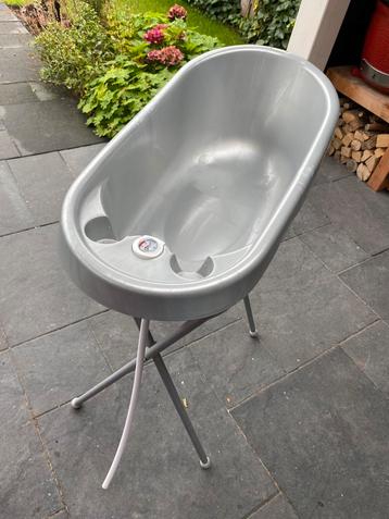 Babybad op standaard beschikbaar voor biedingen