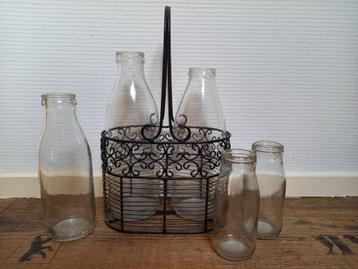 Oude melkflessen met flessen rek / mand  beschikbaar voor biedingen