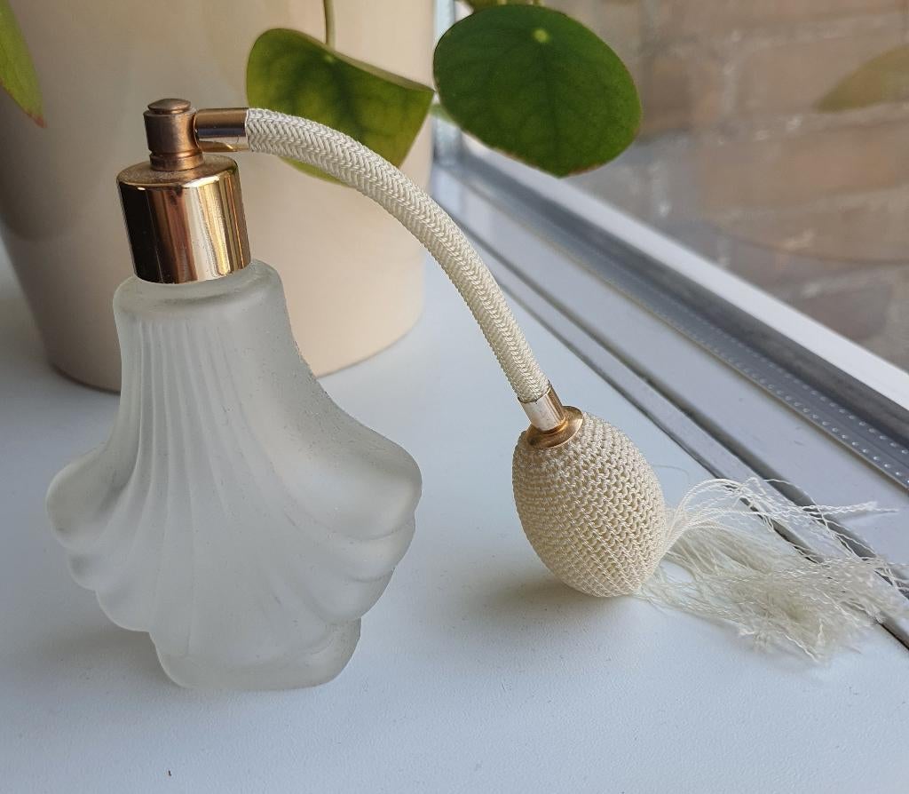 Vintage parfumfles met verstuiver – waaiervorm (glas), Ophalen of Verzenden, Gebruikt, Parfumfles
