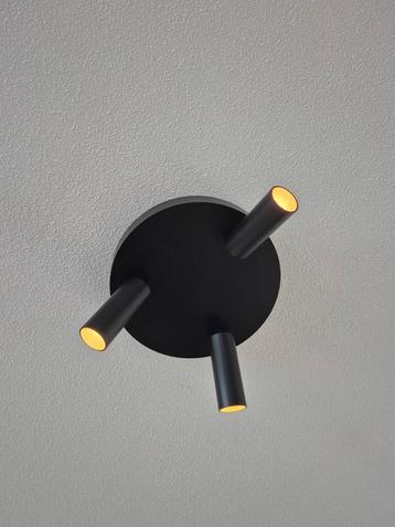 2(!) plafondlampen met ieder 3 spots, zgan uit 2023 beschikbaar voor biedingen