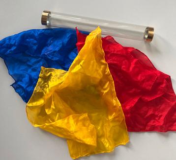 Goocheltruc met zijden doeken en tube beschikbaar voor biedingen