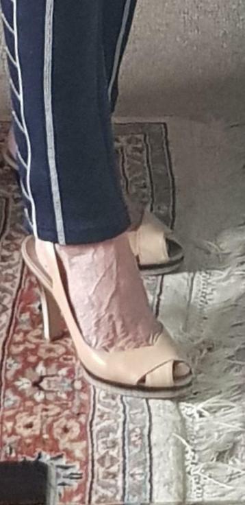  37,5 High heel Jessica Simson kleur zacht beige.  beschikbaar voor biedingen