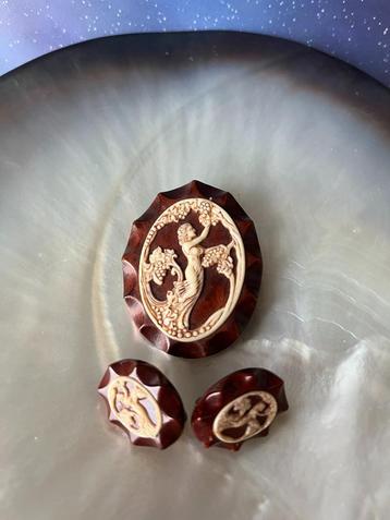 Leuke oude broche met bijpassende klem oorbellen beschikbaar voor biedingen