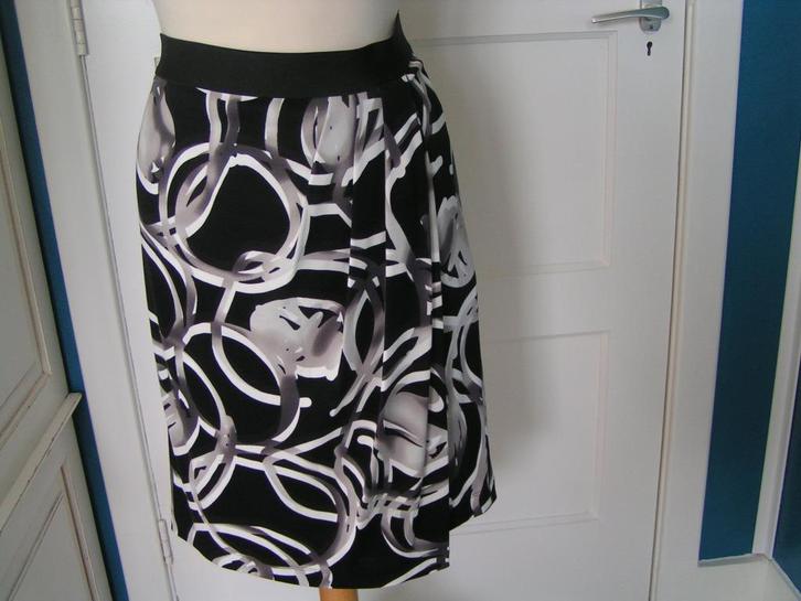 Prachtige Nieuwe Rok van Marccain maat 4-40, Kleding | Dames, Rokken, Nieuw, Maat 38/40 (M), Zwart, Boven de knie, Verzenden