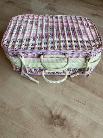 Mooi rieten koffertje in pastelkleur beschikbaar voor biedingen