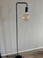 Zwarte staande lamp industrieel, Huis en Inrichting, Lampen | Vloerlampen, Ophalen, Overige materialen, 100 tot 150 cm, Zo goed als nieuw