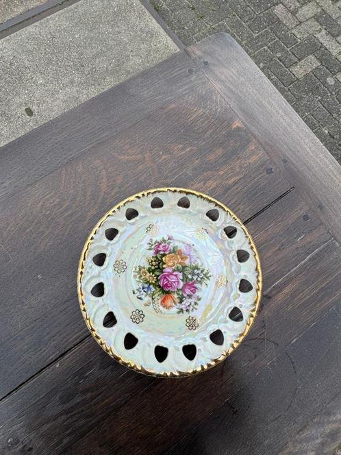 Porseleinen theekop en schotel met parelmoerglans en bloemen, Huis en Inrichting, Keuken | Servies, Zo goed als nieuw, Kop(pen) en/of Schotel(s)
