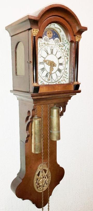 Staartklok met handbeschilderde wijzerplaat beschikbaar voor biedingen