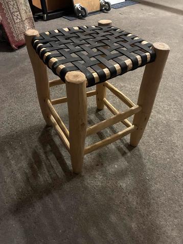 Houten Kruk met Zwart Banden Zitvlak - 32x32x40cm beschikbaar voor biedingen