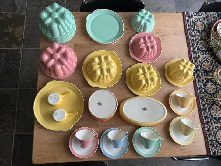 Pastel Regout 5 kop & schotels, 13 puddingvormen, schotels, Antiek en Kunst, Antiek | Servies los, Ophalen of Verzenden