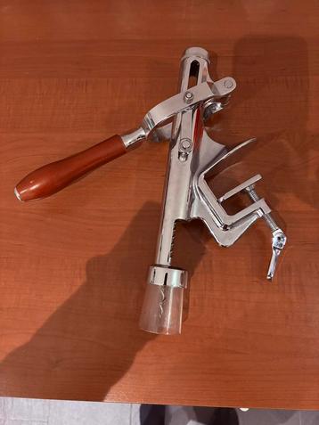 Klassieke Wijnopener met Tafelklem beschikbaar voor biedingen