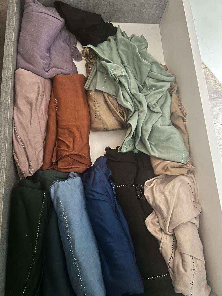 Heel veel hoofddoeken hijaabs sjaals jersey stof, Ophalen of Verzenden, Zo goed als nieuw, Maat 46/48 (XL) of groter