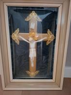 Antiek kruisbeeld onder bol glas, Ophalen of Verzenden