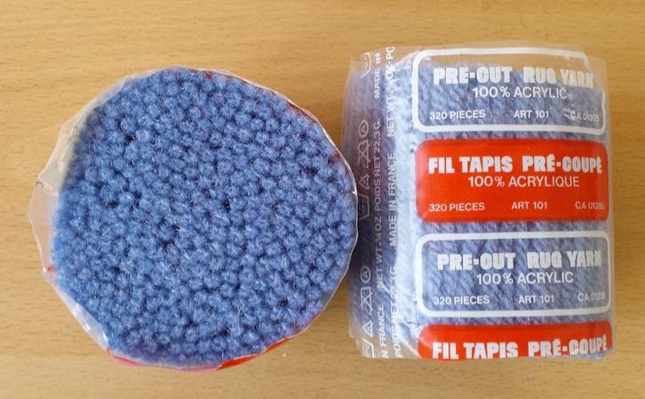 Cupjes Acryl Tapijt Garen - kleur 666 - blauw -4 stuks, Hobby en Vrije tijd, Borduren en Borduurmachines, Nieuw, Borduurgaren of Zijde