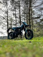 Mooie Sherco sm-r 50 schakelbrommer custom blauw, Fietsen en Brommers, Brommers | Derbi, 50 cc, 6 versnellingen, Zo goed als nieuw