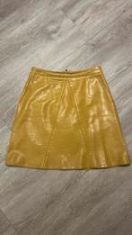 Okergeel a-lijn rokje. Leather look, XS; Zara Basic, Geel, Ophalen of Verzenden, Zo goed als nieuw, Maat 34 (XS) of kleiner