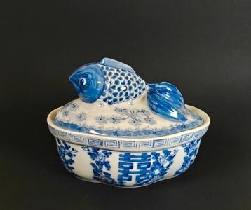 Deksel schaal, terrine met koi karper. China, blauw wit  beschikbaar voor biedingen