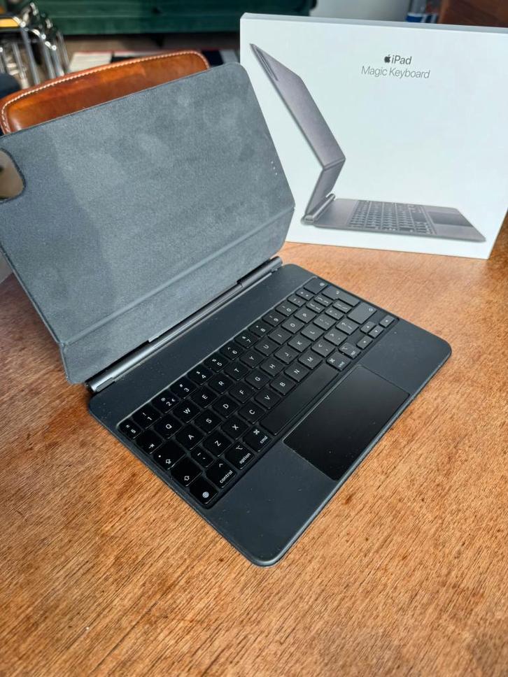 Apple magic keyboard (Ipad pro 11 inch) A2201, Computers en Software, Tablet-hoezen, Zo goed als nieuw, Bescherming voor- en achterkant