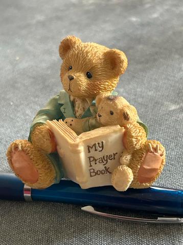 Schattig Beertje met Gebedenboek beschikbaar voor biedingen