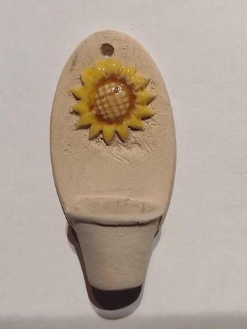 beige muur bloempot met decoratie zonnebloem Fennicole beschikbaar voor biedingen