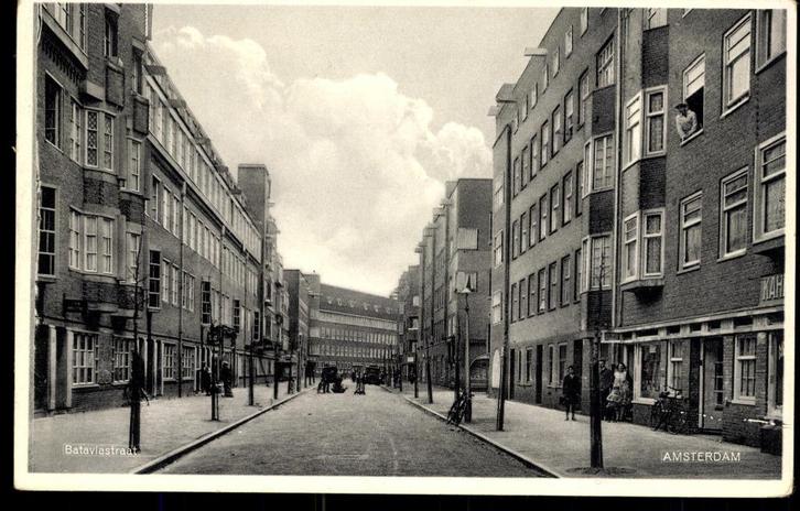 Amsterdam - O., Bataviastraat met volk, gelopen 1935, Verzamelen, Ansichtkaarten | Nederland, Gelopen, Noord-Holland, 1920 tot 1940