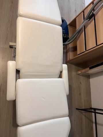 Witte behandelstoel / relaxstoel beschikbaar voor biedingen